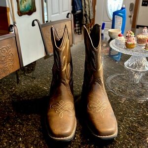Boys size 6 Rodeo Roper Cowboy Boots. Great for dress or play.
